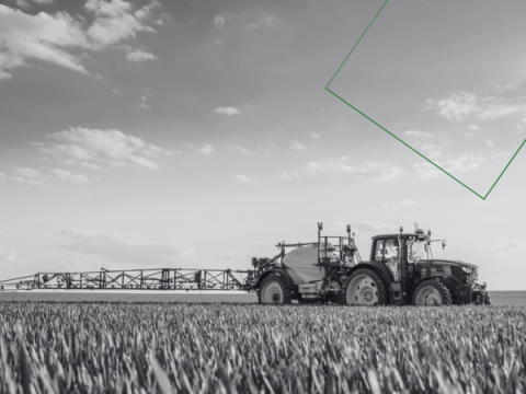 Tractor besproeit een veld.