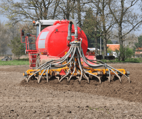 Mest injecteren op het land met een zelfrijder.