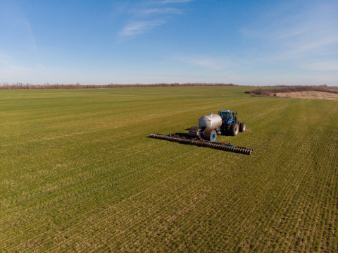 Tractor die vloeibare minerale meststoffen injecteert.