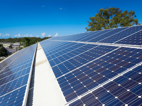 Zonnepanelen op een dak